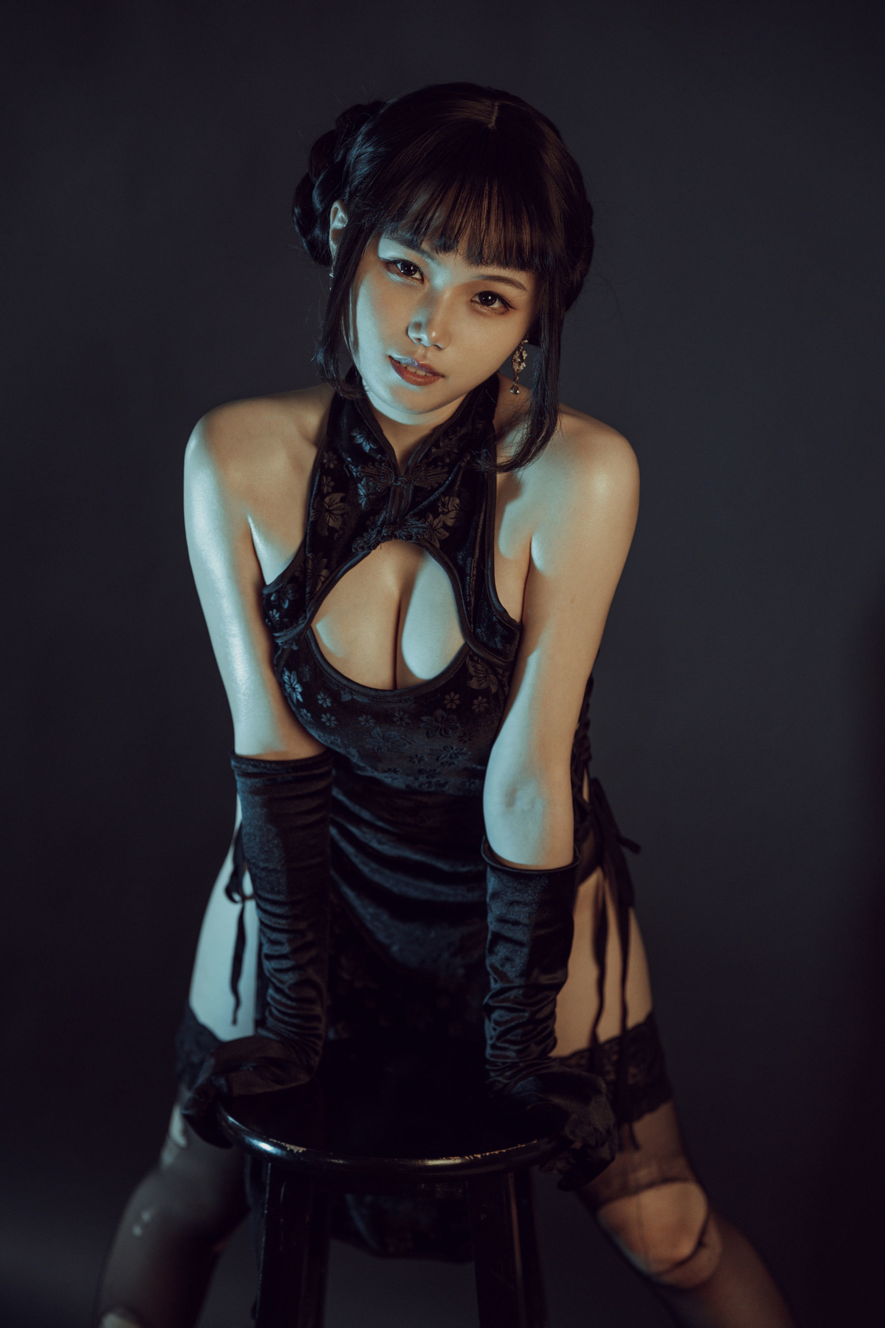 [网红COSER] 七月喵子 - 黑旗袍 写真集31