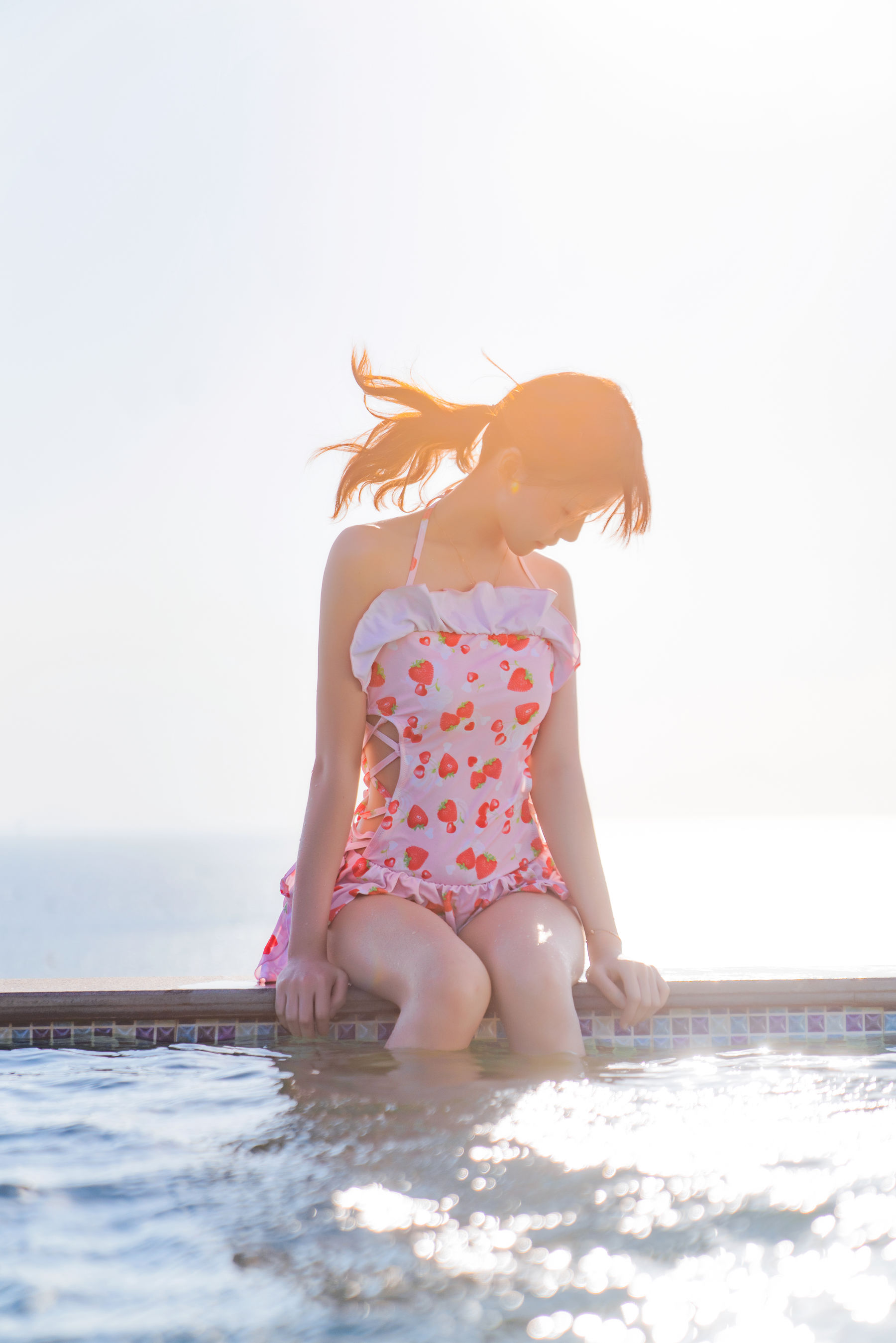 [COS福利] 桜桃喵 - 甜甜之草莓泳衣 写真套图3