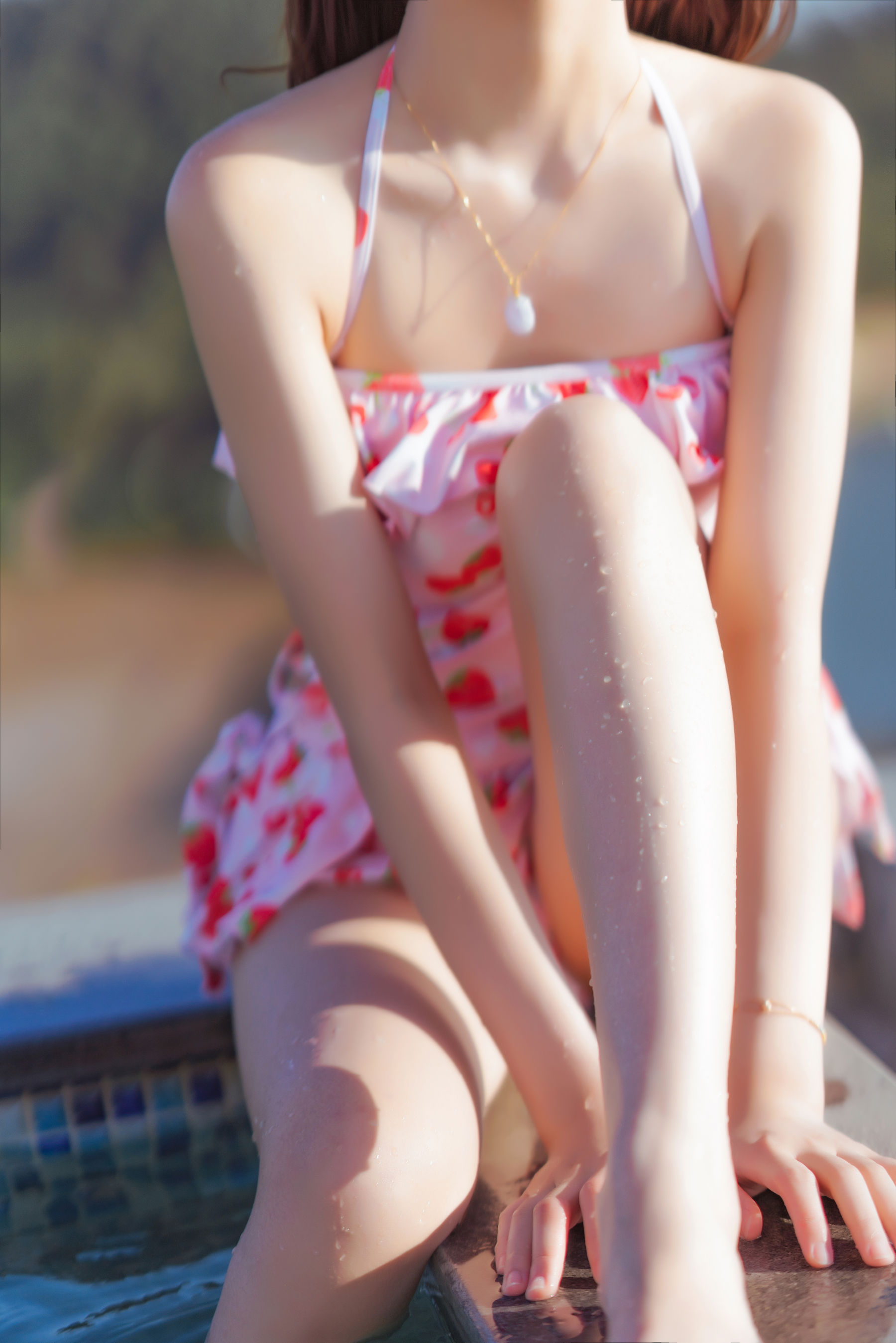 [COS福利] 桜桃喵 - 甜甜之草莓泳衣 写真套图13